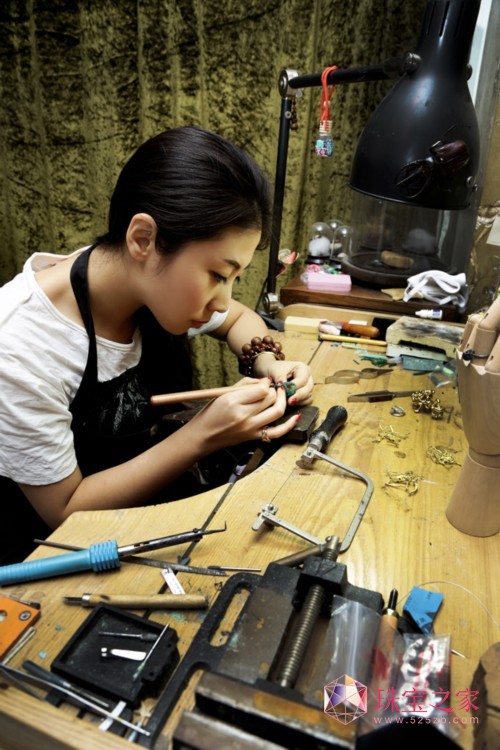 钟华珠宝设计师的从草图、蜡雕、打磨，所有的作品都由钟华纯手工制作