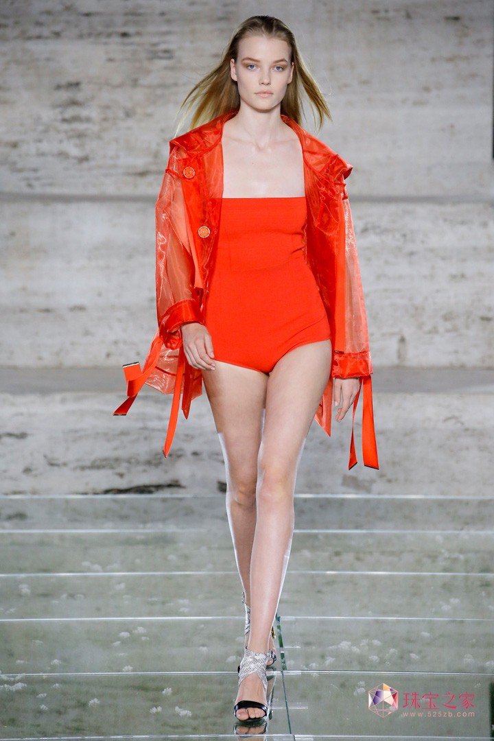 意大利奢侈品牌 Salvatore Ferragamo（菲拉格慕）于米兰时装周发布2018春夏系列时装秀，本季系列品牌把经典元素蟒纹融入到服装中，柔滑的绸缎面料，女性化的印花镂空都使这场秀优雅高贵