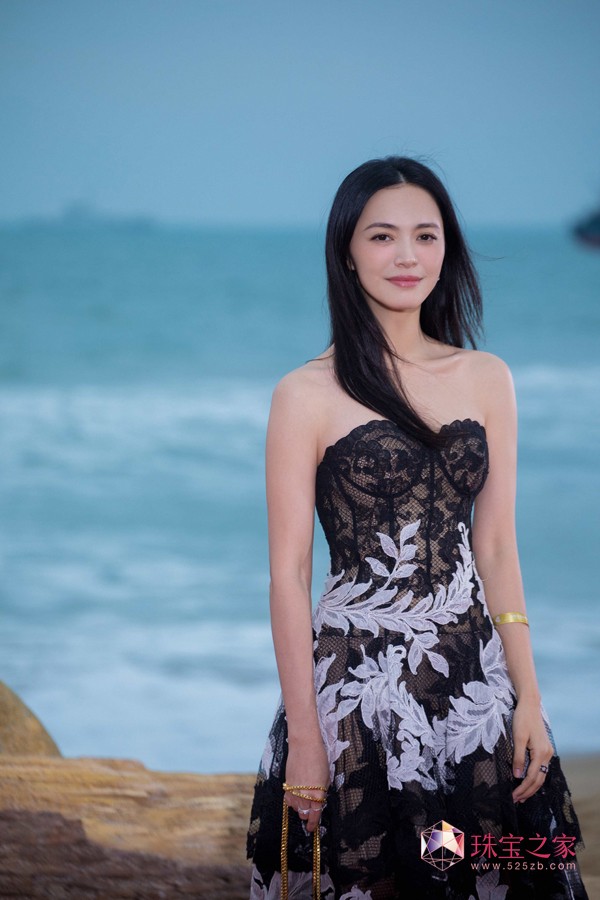 2018年12月16日，姚晨佩戴戴比尔斯（DE BEERS）珠宝璀璨亮相首届海南岛国际电影节闭幕式，荣获华语电影荣誉推选单元 年度女主角，尽显迷人风采。

